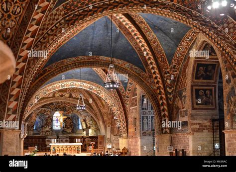 Assisi Italia 12 Agosto 2016 Interno Della Famosa Basilica Di San Francesco D Assisi Basilica