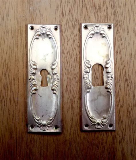 2 ANCIENNES ENTREES CLE ART DECO pour PORTE MEUBLE, en LAITON repoussé ...