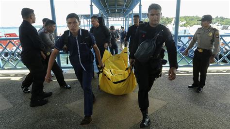 Tim DVI Polda Kepri Terima 2 Kantong Jenazah Korban Pesawat Jatuh