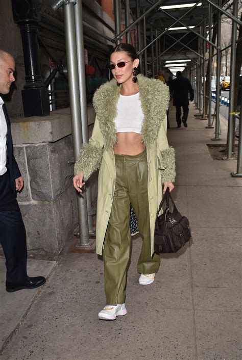 Braless Bella Hadid arrive au Park Avenue Armory pour le défilé de mode