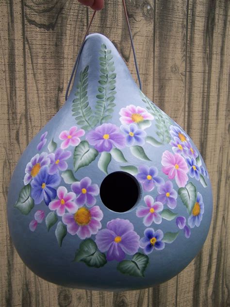 I love painting flowers as well on gourds, beautiful for springtime ...