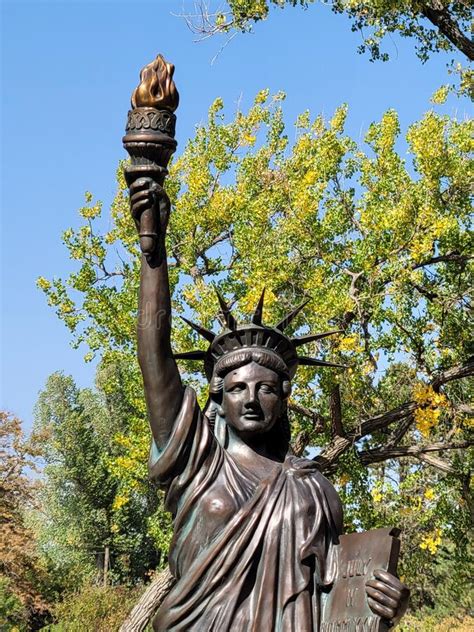 Réplica De La Estatua De La Libertad Ella Está De Pie Es Lyons Park