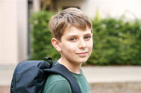 Garoto Adolescente Feliz Mochila Ou Mochila Estudante A Caminho Do