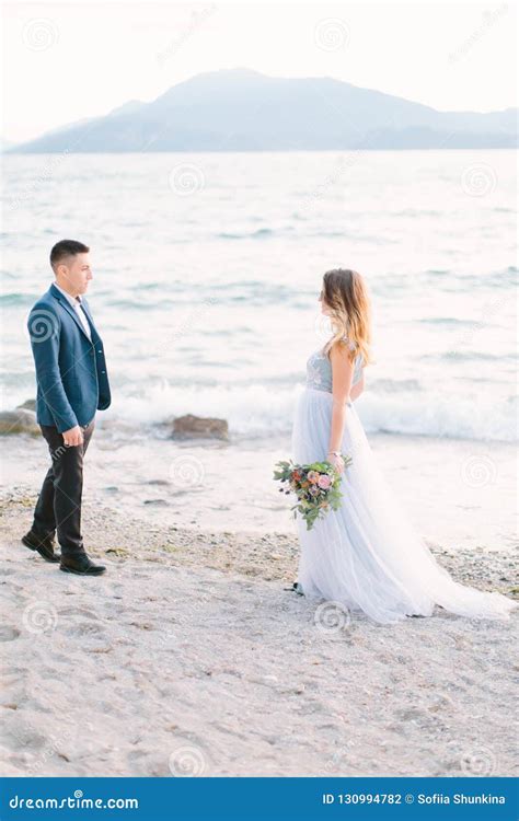 Mulher Nova Da Noiva No Vestido De Casamento Azul Bonito Que Anda Ao