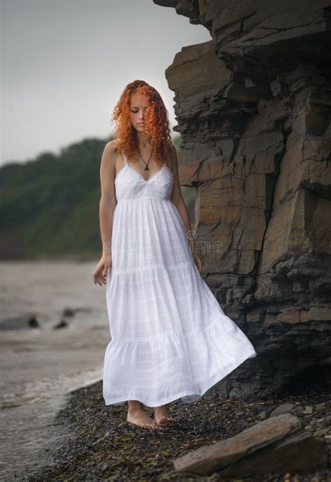 Femme Rousse Dans Une Robe Blanche Photo Stock Image Du Paix Adulte