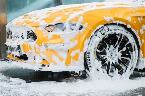 Imagem Recortada Da Roda Do Carro Amarelo De Luxo Na Lavagem De Carros