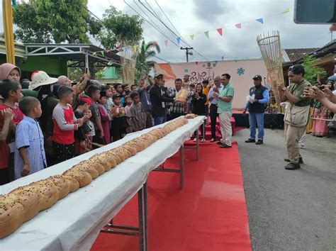 Festival Kampung Roti Di Lumajang Tampilkan Roti Puluhan Meter Radar