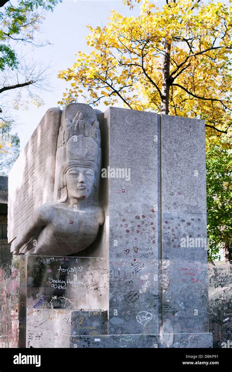 Oscar Wilde grave tumba en el cementerio de Père Lachaise Diseñado