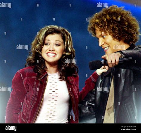 Kelly clarkson 2002 hi-res stock photography and images - Alamy