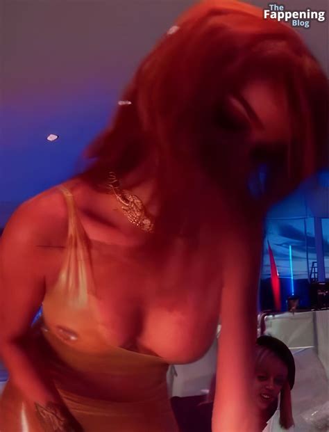 Rihanna Flashes Her Nude Tits Pics Video Thefappening