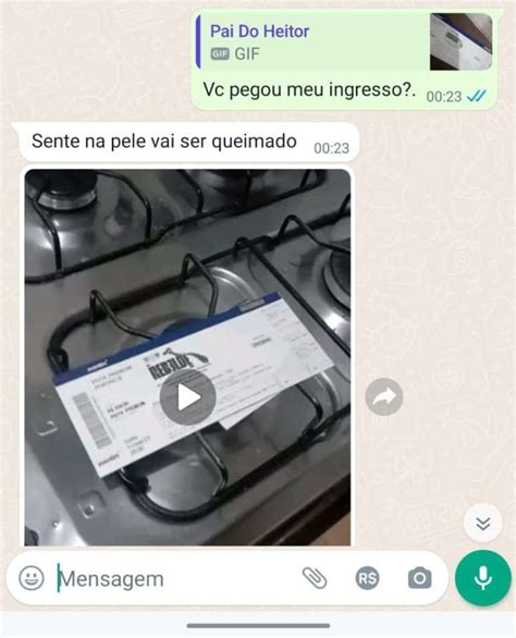 Fã de RBD tem ingresso queimado por ex marido e presta queixa na polícia