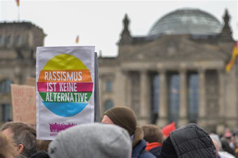 Dokumentiert Bundesregierung auch anti weißen Rassismus