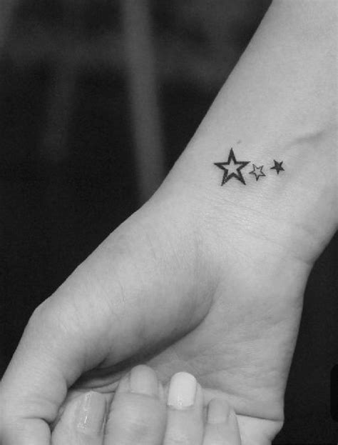 25 Stunning Mini Star Tattoo Ideas To Make You Shine Artofit