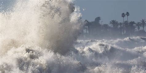 Ondas gigantes de 10 m atingem a Califórnia e arrastam pessoas vídeos