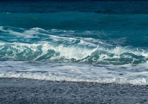 Lindas Ondas De Espuma Em Um Dia Ensolarado No Mar Egeu Na Ilha De