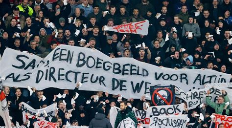 Zwaaiden De Supporters Van Ajax Met Witte Zakdoekjes Tijdens De