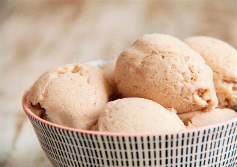 Helado casero de vainilla natural sin azúcar sin edulcorantes y sin