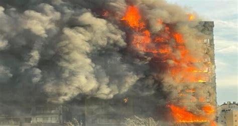 España Bomberos tratan de rescatar a personas de voraz incendio en un