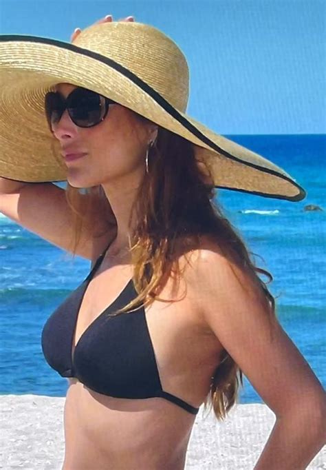 Paloma Cuevas Da La Bienvenida Al Verano Con Este Posado En Bikini