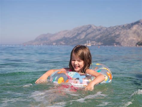 Bonne Petite Fille Nage Dans Un Cercle Gonflable Dans La Mer Mer