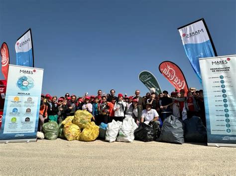 Cerca De Un Centenar De Voluntarios Recogen Media Tonelada De Residuos