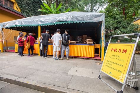 早上6点多就有人去排队 灵隐寺人气素月饼正式开售 杭州新闻中心 杭州网