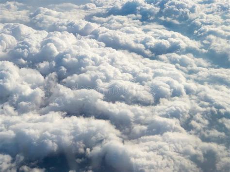 El Volar Sobre Las Nubes En Aeroplano Imagen De Archivo Imagen De