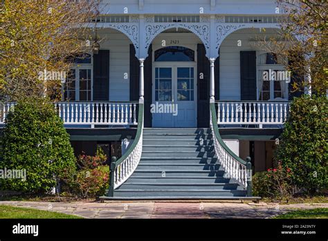 Antebellum Style Houses Along The Shore Of Lake Pontchartrain In Old