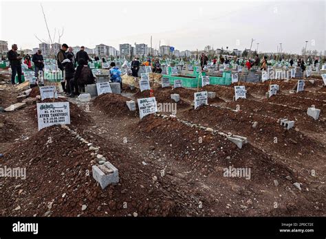 Diyarbakir Turquía 02 03 2023 cientos de personas visitan las tumbas