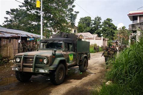 IN PHOTOS: Explosions, fire, trapped residents on Day 3 of Marawi siege