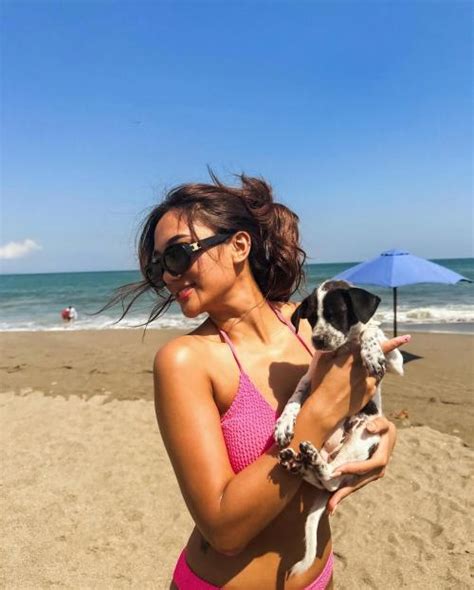 Potret Seksi Marion Jola Pose Pakai Bikini Di Pantai Bikin Netizen Heboh