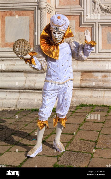 Un Adivino Y Arlequ N O Arlecchino En Fancy Dress Trajes Y La M Scara