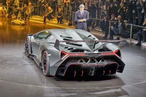 paid toon: 2014 Lamborghini Veneno Interior