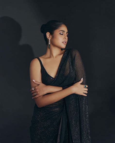 Faria's Glam Game On Point In Black!