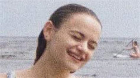 Joey King Shares Rare Bikini Snaps While Enjoying A Beach Day With Pal Daily Mail Online