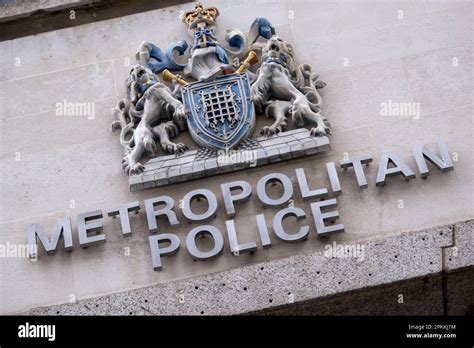 Metropolitan police crest hi-res stock photography and images - Alamy