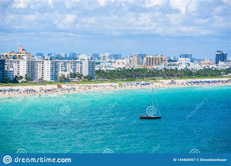 Plage Du Sud Miami Beach E Silhouette D Homme Se Recroquevillant D