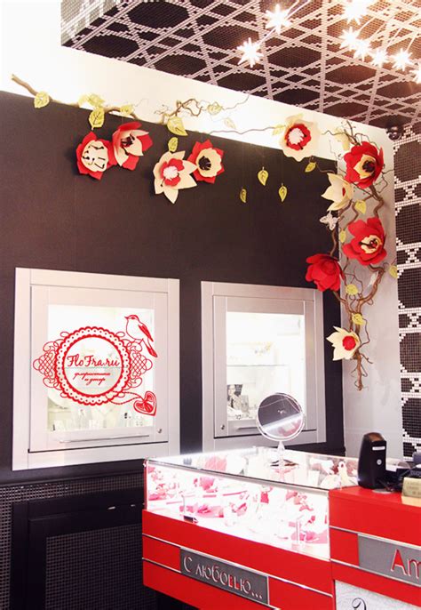 Декорирование витрины. Красное и чёрное. « Блог Флориста, Кемерово ...