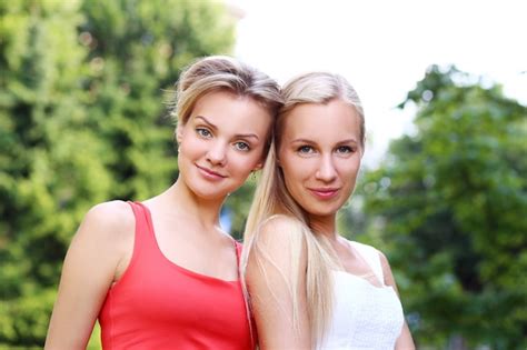 Deux Filles Samusent Dans Le Parc Photo Gratuite