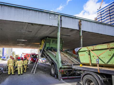 Vrachtwagen Komt Vast Te Zitten Onder Viaduct