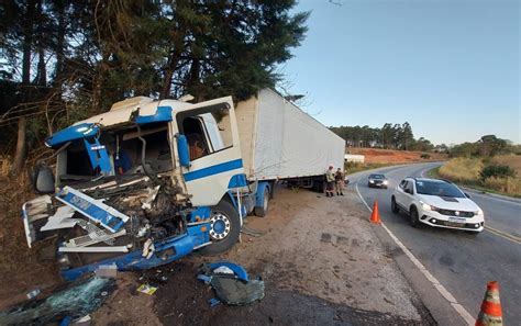 Carreta bate em caminhão de coleta de lixo após pneu furar na BR 459