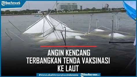 Warga Berusaha Menghindar Dari Angin Kencang Terbangkan Tenda Vaksinasi