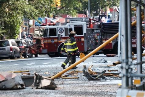 Captan el momento en que una grúa colapsa en Nueva York video El