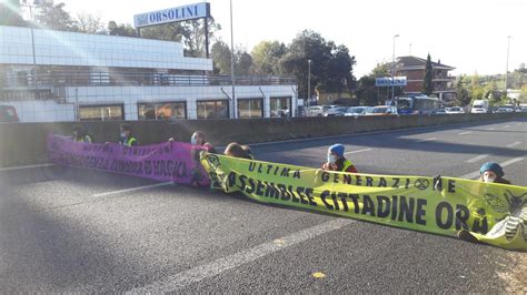 Attivisti Per Il Clima Bloccano Via Aurelia Ieri Denunce Per La