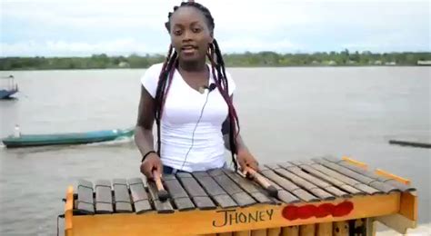 Hot Sexy Sara Pinzon Bikini Pics