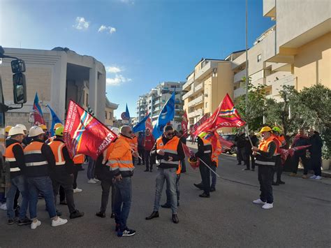 Dipendenti Della Centrale Biomasse Di Cutro In Sit In Davanti Alla