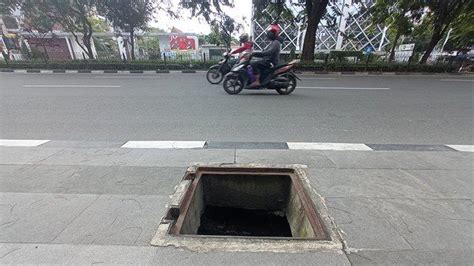 Foto Hilangnya Tutup Besi Gorong Gorong Depan Kantor Gubri Bahayakan