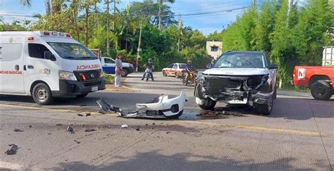 Vehículos chocan en el entronque de la carretera Coatepec