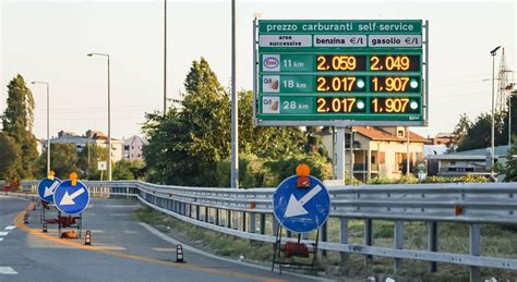 Benzina Prezzo Sopra 2 Euro Al Litro Urso Nessun Ritocco Alle