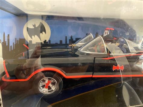 Hot Wheels Batman Batmobile 1966 Classic TV Series With Figurines Batman And Robin 1 18 Scale